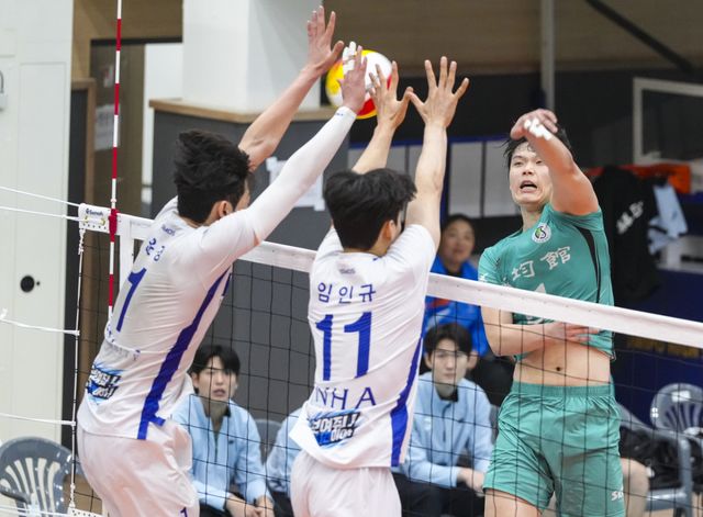 17일 오전 제주 서귀포시 천지학생체육관에서 열린 제107회 전국체육대회 배구 남자대학부 경기도(성균관대)와 인천(인하대)의 8강에서 성균관대 선수가 공격을 시도하고 있다. 홍기웅기자