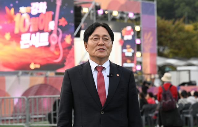 박용철 인천 강화군수가 17일 인천 강화군 강화공설운동장에서 열린 ‘제8회 강화 10월愛(애) 콘서트’에 앞서 인터뷰를 하고 있다. 조병석 기자
