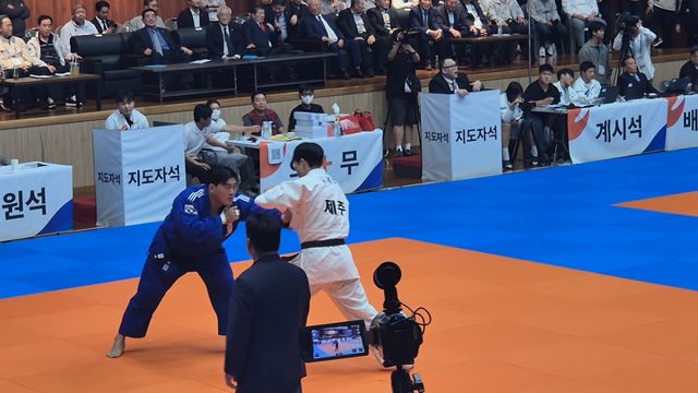 김민종(양평군청)이 17일 오후 제주 남녕고 체육관에서 열린 제107회 전국체육대회 남자 유도 100㎏ 이상급 김세현과 결승 경기에 임하고 있다. 임창만기자