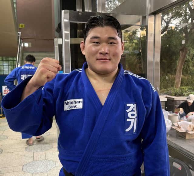 김민종(양평군청)이 17일 오후 제주 남녕고 체육관에서 열린 제107회 전국체육대회 남자 유도 100㎏ 이상급에서 금메달을 차지한 뒤 기념촬영을 하고 있다. 임창만기자