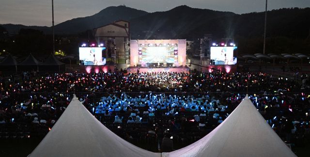 17일 인천 강화군 강화공설운동장에서 열린 ‘제8회 강화 10월愛(애) 콘서트’. 이날 행사에는 가수 허찬미, 왁스, 이혁정모(EHJM), 김하온, 김용빈 등이 참석했다. 조병석 기자