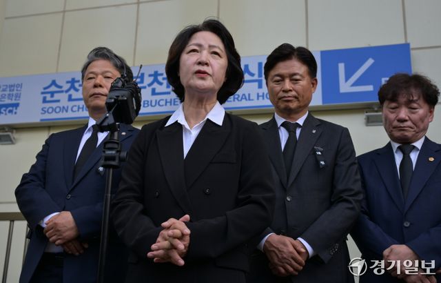 17일 추미애 경기도지사가 지난 16일 부천 공장 화재로 순직한 고(故) 김진석 소방위의 빈소가 마련된 순천향대 부천병원 장례식장 앞에서 발언하고 있다. 윤원규기자