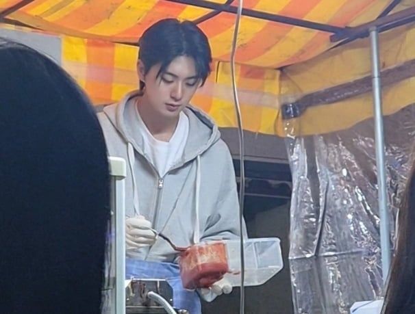 차은우를 닮은 외모로 화제를 모은 광명시의 붕어빵 노점 사장. 온라인 커뮤니티 캡쳐