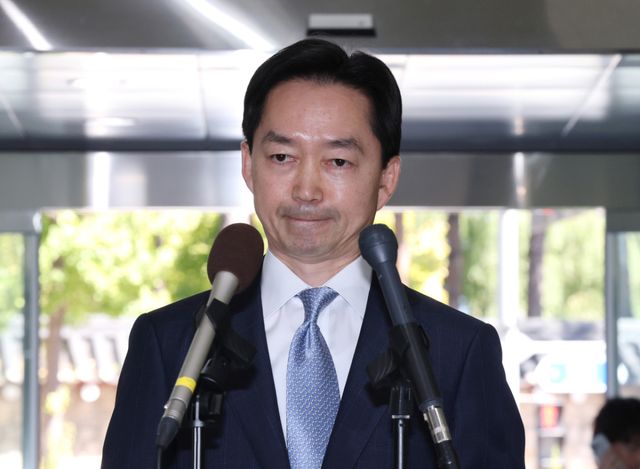 김지용 중대범죄수사청장 후보자가 2일 인사청문회 준비 사무실이 마련된 정부서울청사 창성동 별관으로 들어서고 있다. 연합뉴스