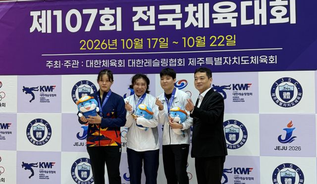 제107회 전국체육대회 레슬링 여자 일반부 자유형 68㎏급에서 금메달을 획득한 최지애(인천환경공단)가 기념촬영을 하고 있다. 박귀빈기자