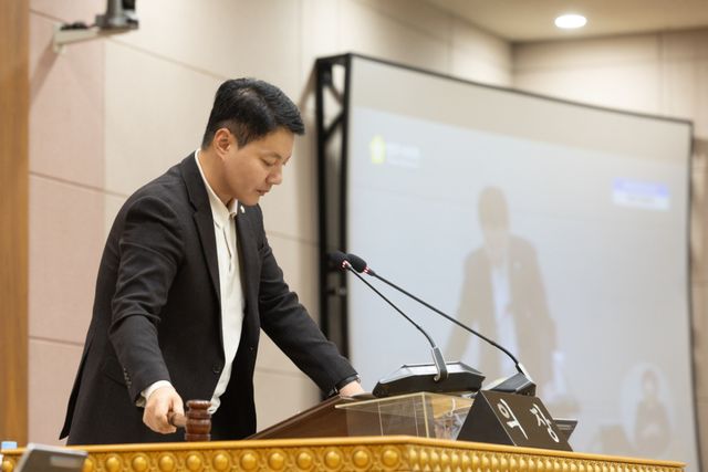 한상민 시의회 의장이 ‘양주시 서부권 야간 보행안전 확보를 위한 발광형 도로안전시설 확충 건의안’을 채택하고 있다. 양주시의회 제공