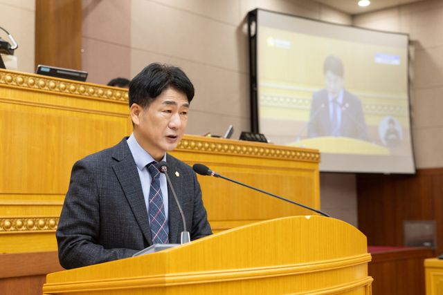 임재근 시의원이 대표발의한 어린이 보호구역 시간제 속도제한 확대 및 제도적 지원 촉구 건의안에 대해 제안설명을 하고 있다. 양주시의회 제공