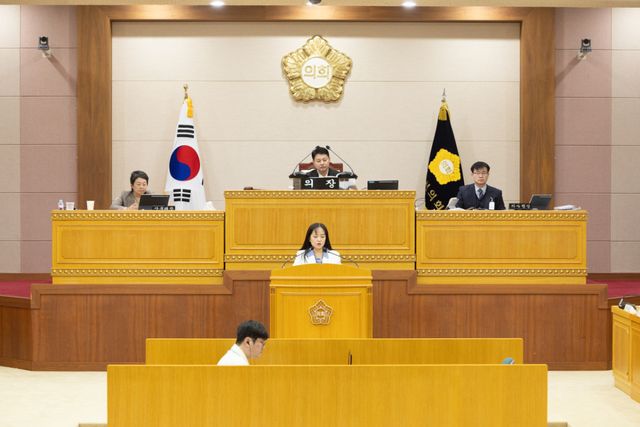 예결특위 위원장인 이지연 의원이 ‘2026년도 제3회 추가경정(수정)예산안 및 기금운용계획 변경 5차안’의 심사결과를 보고하고 있다. 양주시의회 제공