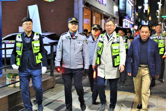 수원장안경찰서가 22일 수원특례시 장안구 내 협력단체와 손잡고 대규모 야간 특별 치안활동을 전개했다. 수원장안경찰서 제공