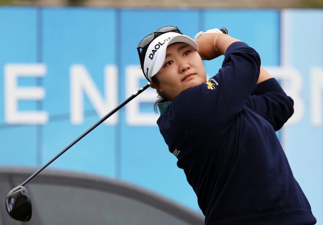 25일 전남광주통합특별시 해남군 화원면 파인비치 골프링크스에서 열린 LPGA BMW 레이디스 챔피언십 최종라운드에서 유해란이 1번홀 티샷을 하고 있다. 연합뉴스