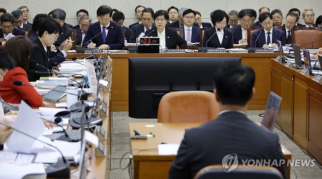 정은경 보건복지부 장관이 27일 국회 보건복지위원회에서 열린 2026년도 종합 국정감사에 출석해 질의에 답하고 있다. 연합뉴스