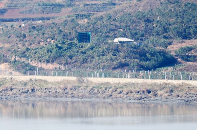 23일 경기도 파주시 오두산전망대에서 바라본 북측 마을 앞에 대남 확성기가 설치돼 있다. 연합뉴스
