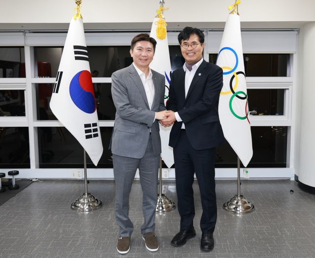 이원택 전라북도 지사(오른쪽)가 27일 대한체육회를 방문해 유승민 대한체육회장과 올림픽 유치 협력에 대해 논의했다. 전라북도 제공