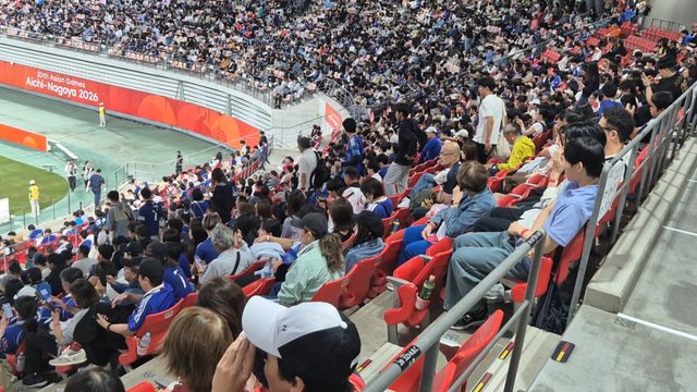 후반 16분 한국 엄지성의 득점에 조용해진 일본 축구팬들. 임창만기자