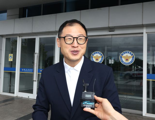 해외 성매매 의혹 및 공직선거법 위반 혐의 등으로 울산경찰청 수사를 받는 김상욱 울산시장이 4일 첫 경찰 출석을 마치고 나와 취재진 질문에 답하고 있다. 연합뉴스