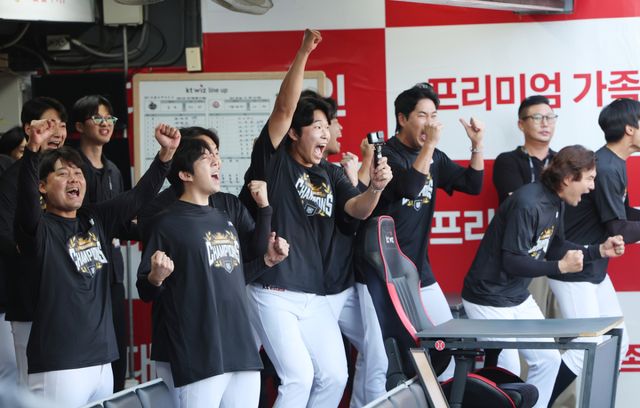 5일 경기도 수원케이티위즈파크에서 열린 2026 KBO리그 프로야구 롯데 자이언츠와 kt wiz의 경기. 이 경기에서 승리하며 정규리그 우승을 차지한 kt 선수들이 기뻐하고 있다. 연합뉴스