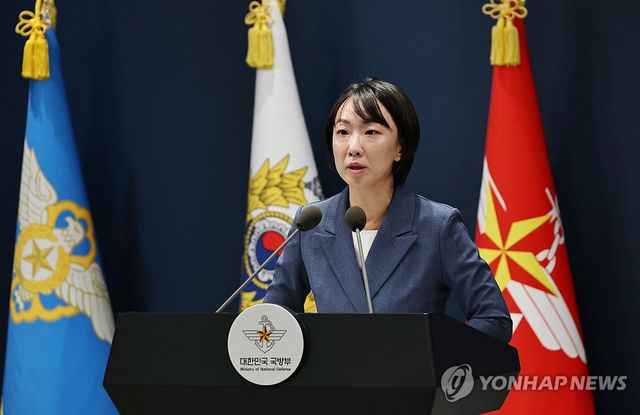 서울 용산구 국방부에서 정빛나 대변인이 옛 청사 복귀 후 첫 정례브리핑을 하고 있다. 연합뉴스