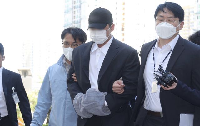 4일 오전 경기도 남양주시 의정부지방법원 남양주지원에서 김창민 영화감독 상해치사 사건 피의자(가운데)가 구속 전 피의자 심문(영장실질심사)을 위해 법정으로 이동하고 있다. 연합뉴스