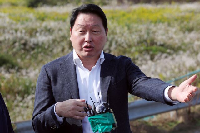 최태원 SK하이닉스 회장이 9일 오후 반도체 산단이 들어설 전남광주 서구 군공항 부지에서 현장 방문을 마친 뒤 기자들의 질문에 답하고 있다. 연합뉴스