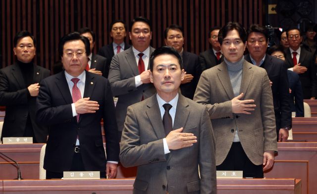 국민의힘 장동혁 대표가 29일 국회 예결위회의장에서 열린 의원총회에서 국기에 경례하고 있다. 연합뉴스