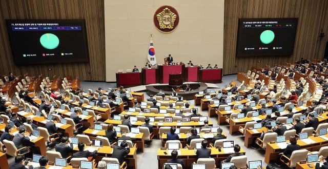 29일 국회에서 열린 제431회 국회(임시회) 제2차 본회의에서 반도체산업 경쟁력 강화 및 지원에 관한 특별법안이 가결되고 있다.