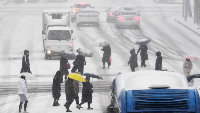 눈이 많이 내린 도로 모습. 경기일보DB