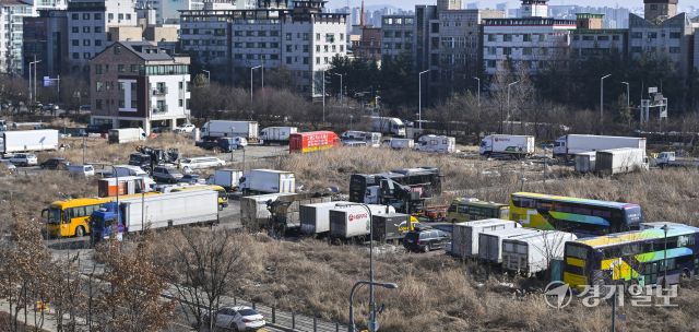 수원 마중공원 일대 불법주차 및 쓰레기 무단투기 [포토뉴스]