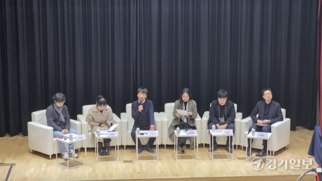 지난 달 30일 경기상상캠퍼스에서 열린 경기문화재단의 ‘미래전략 포럼’에서 종합토론의 사회를 맡은 이규석 경기문화재단 예술본부장(가운데)이 발언하고 있다. (왼쪽부터)김태현 (사)경기민예총 이사장, 추미경 (사)문화다움 대표, 정보람 한국문화관광연구원 부연구위원, 홍희원 ㈜지브이컨설팅 실장, 박래혁 경기도 문화체육관광국장. 이나경기자