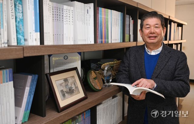 최계운 인천연구원장이 경기일보와의 인터뷰에서 인천연구원이 인천의 미래를 그리는 싱크탱크(Think Tank) 역할을 할 수 있는 방안 등을 설명하고 있다. 조병석 기자