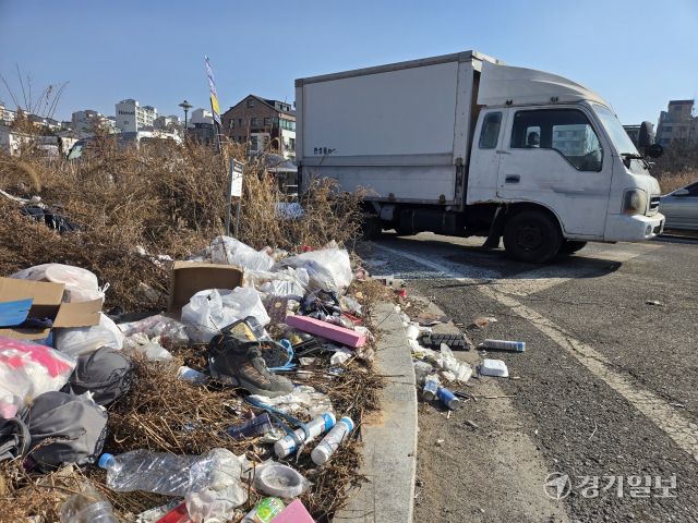수원 마중공원 일대 불법주차 및 쓰레기 무단투기 [포토뉴스]