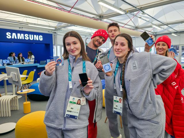 폴란드 선수들이 코르티나 올림픽 선수촌 내 삼성 체험관을 방문해 갤럭시 Z 플립7 올림픽 에디션을 선보이고 있다. 삼성전자 제공