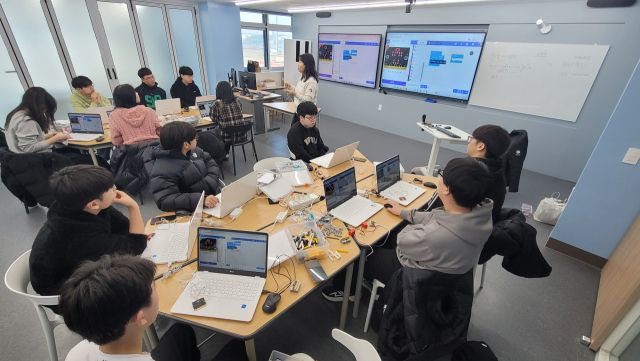 화성안용중학교 학생들이 AIOT 프로그램 교육을 듣고 있다. 화성오산교육지원청 제공