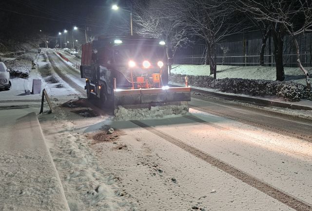 눈을 치우고 있는 제설차. 연합뉴스