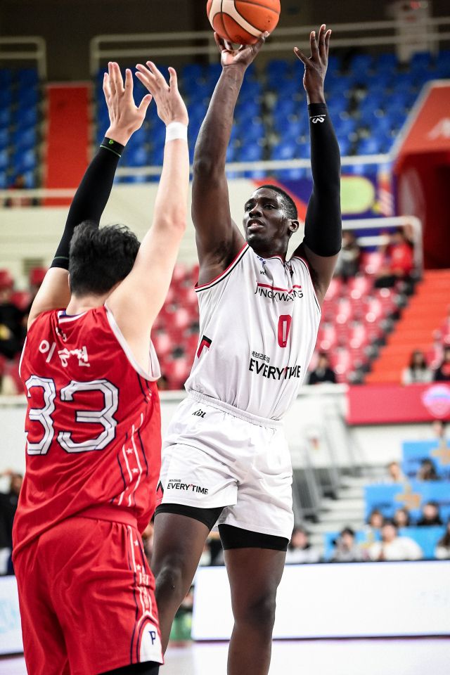 안양 정관장은 1일 울산 동천체육관에서 열린 ‘2025-2026 LG전자 프로농구’ 5라운드 현대모비스전에서 슛을 시도하고 있다. KBL 제공