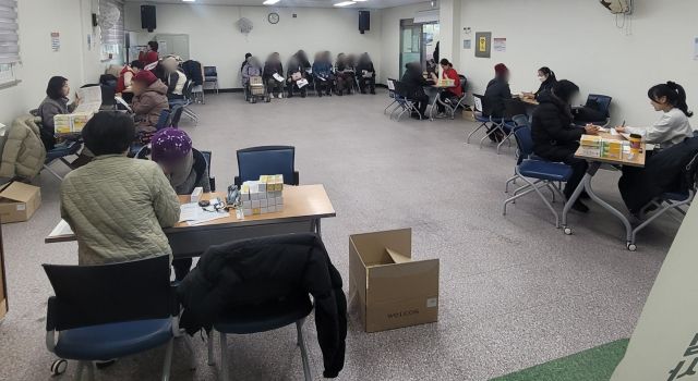 최근 인천 미추홀노인복지관에서 열린 ‘찾아가는 치매 조기 검진’에서 어르신들이 검진을 받고 있다. 미추홀구 제공