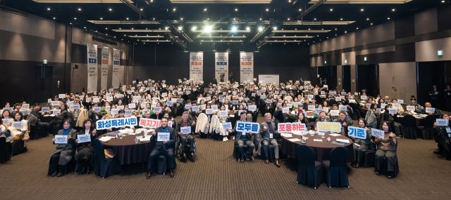 최근 수원과학대학교 신텍스에서 열린 ‘화성시민 복지기준선 시민공론장’에서 참석자들이 기념촬영을 하고 있다. 화성특례시 제공