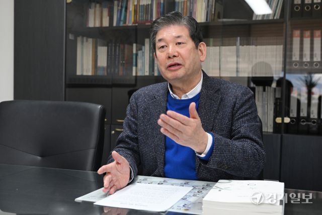 최계운 인천연구원장이 경기일보와의 인터뷰에서 인천연구원이 인천의 미래를 그리는 싱크탱크(Think Tank) 역할을 할 수 있는 방안 등을 설명하고 있다. 조병석 기자