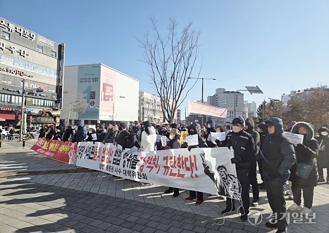안산시의회가 상인위 및 예결위 등에서 의결한 안산시민시장 부지개발사업 관련 감정평가 수수료 예산을 삭감하자 선부광장 인근에서 항의 집회를 하고 있다(사진은 지난해 12월18일). 경기일보 DB