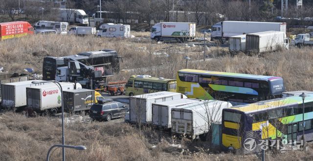 수원 마중공원 일대 불법주차 및 쓰레기 무단투기 [포토뉴스]
