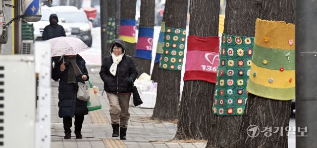 10일 인천 미추홀구청 인근에서 시민들이 날리는 눈발을 맞으며 발걸음을 재촉하고 있다. 조병석기자