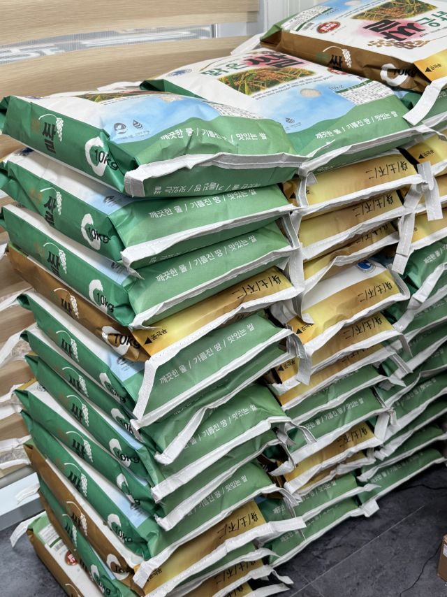 10일 평택시 오성면 행정복지센터에 A씨가 놓아둔 쌀 50포대의 모습. 평택시 제공