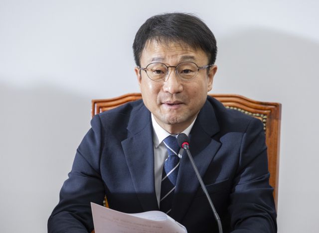 더불어민주당 한병도 원내대표가 10일 국회에서 열린 원내대책회의에서 산적한 법안의 신속 처리를 강조하는 발언을 하고 있다 . 연합뉴스