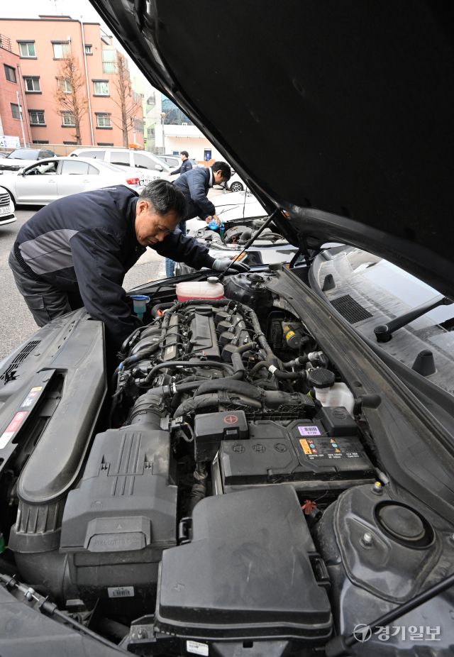 10일 인천 중구 경동 공영주차장에서 인천중구시설관리공단 관계자들이 설 명절을 앞두고 구민들의 안전한 귀성길을 위한 '민관공 합동 차량 및 배출가스 무상점검 서비스’를 실시하고 있다.조병석기자