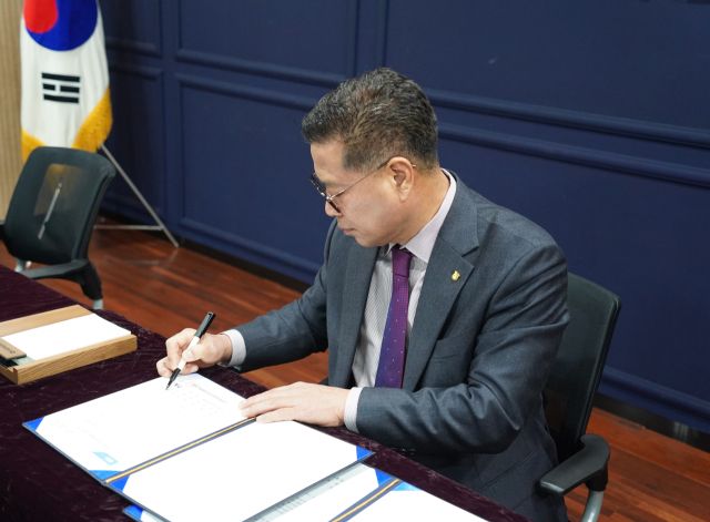 10일 장주익 수원축산농협 조합장이 성과목표 조인서에 서명하고 있다. 수원축협 제공