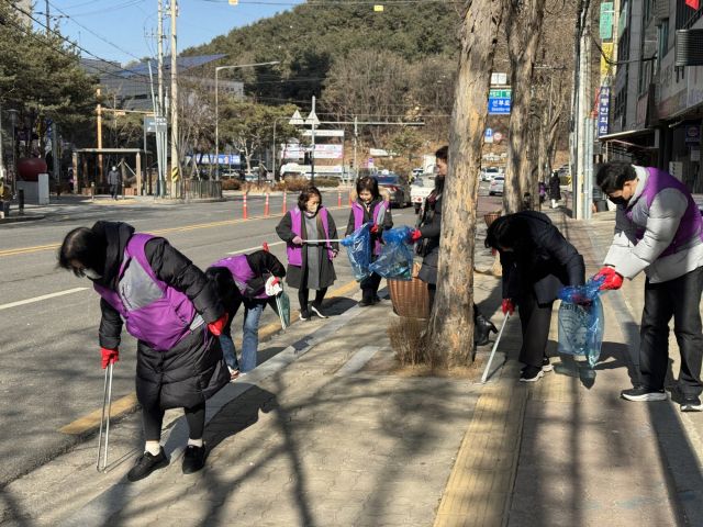 안산시 단원구 와동 통장협의회 통장들이 설 명절을 앞둔 9일 안산사랑 대청소 활동을 펼치고 있다. 안산시 제공