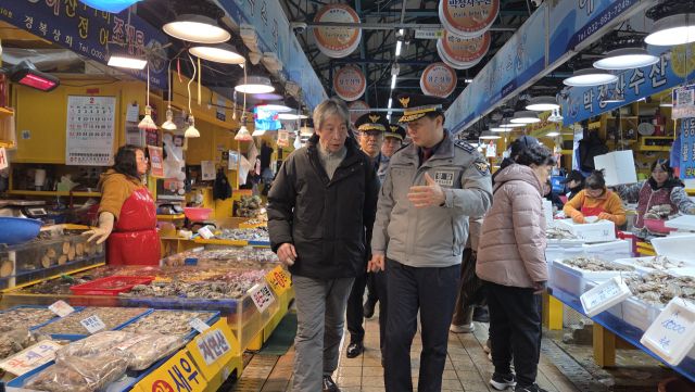 10일 한창훈 인천경찰청장이 설 명정을 앞두고 인천 중구 연안부두 종합어시장을 찾아 현장대응 태세를 점검하고 있다. 인천경찰청 제공