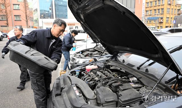 10일 인천 중구 경동 공영주차장에서 인천중구시설관리공단 관계자들이 설 명절을 앞두고 구민들의 안전한 귀성길을 위한 '민관공 합동 차량 및 배출가스 무상점검 서비스’를 실시하고 있다.조병석기자
