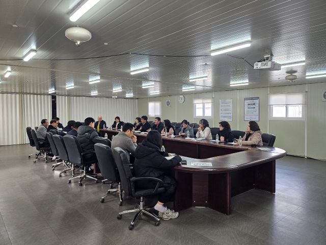 최근 평택시 화양지구조합 사무실에서 열린 부동산 거래환경 조성 간담회에서 참석자들이 협력방안을 논의하고 있다. 평택시 제공