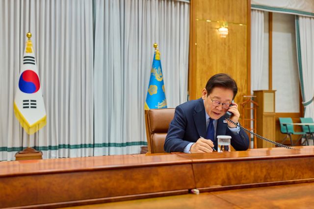 이재명 대통령이 10일 청와대 집무실에서 마르크 뤼터 북대서양조약기구(NATO·나토) 사무총장과 통화하고 있다. 연합뉴스