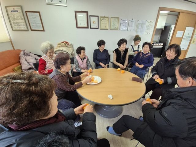 파주시 교하동 관계자가 설 명절을 맞아 경로당을 방문해 어르신들과 담소를 나누며 난방과 시설 안전을 점검하는 모습. 파주시 제공